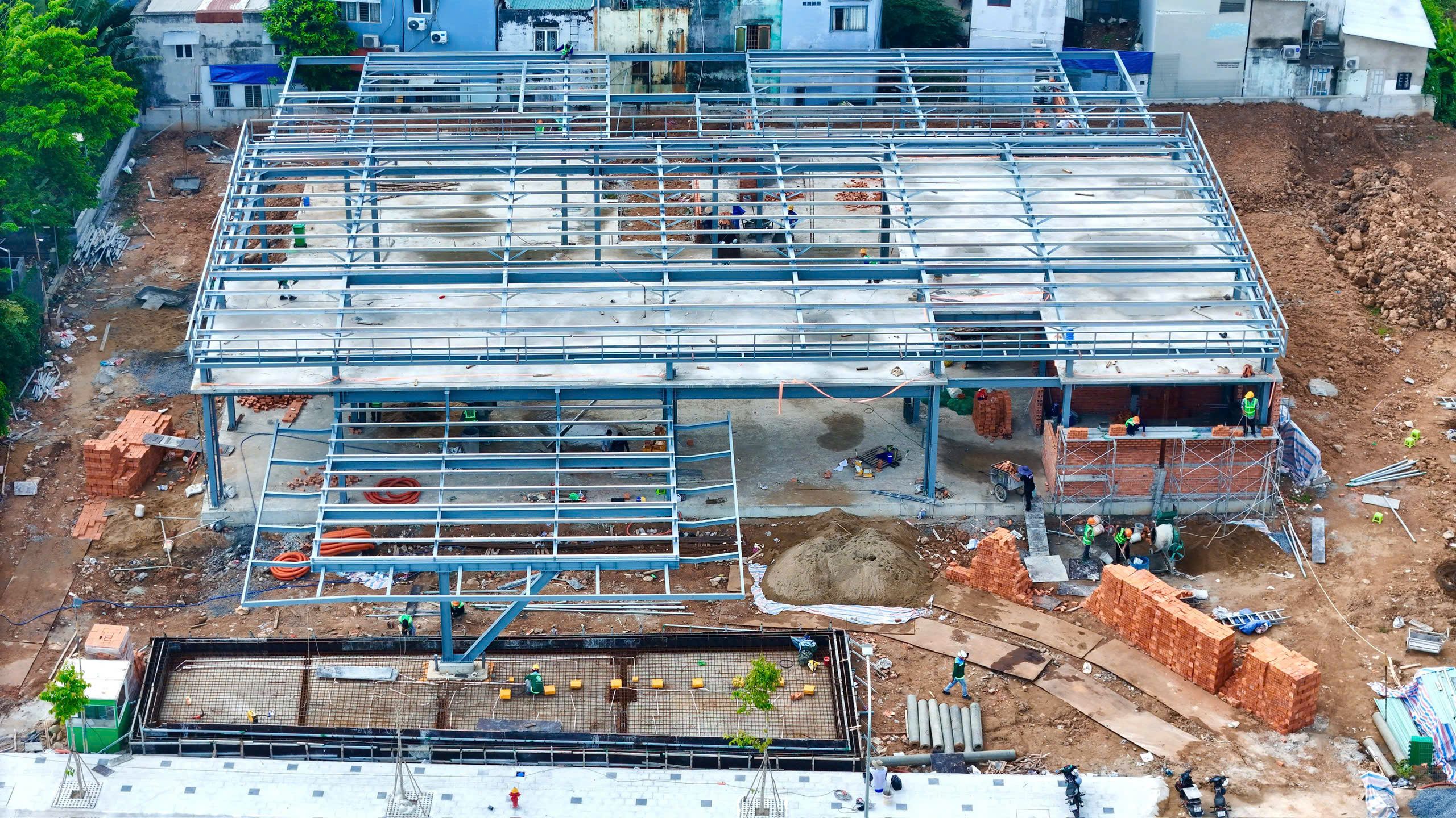 Tiến độ 29/03/2026 — Nhà mẫu và khu bán hàng đang xây dựng
